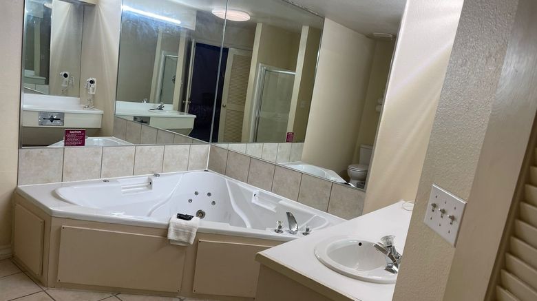 <b>Lakeside Inn & Suites Room</b>. Images powered by <a href="https://www.leonardoworldwide.com/" title="Leonardo Worldwide" target="_blank">Leonardo</a>.