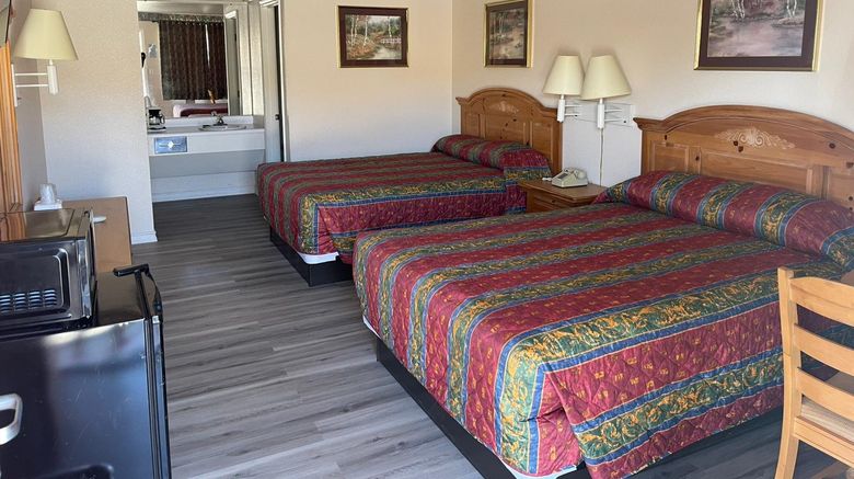<b>Lakeside Inn & Suites Room</b>. Images powered by <a href="https://www.leonardoworldwide.com/" title="Leonardo Worldwide" target="_blank">Leonardo</a>.