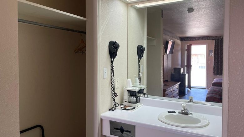 <b>Lakeside Inn & Suites Room</b>. Images powered by <a href="https://www.leonardoworldwide.com/" title="Leonardo Worldwide" target="_blank">Leonardo</a>.