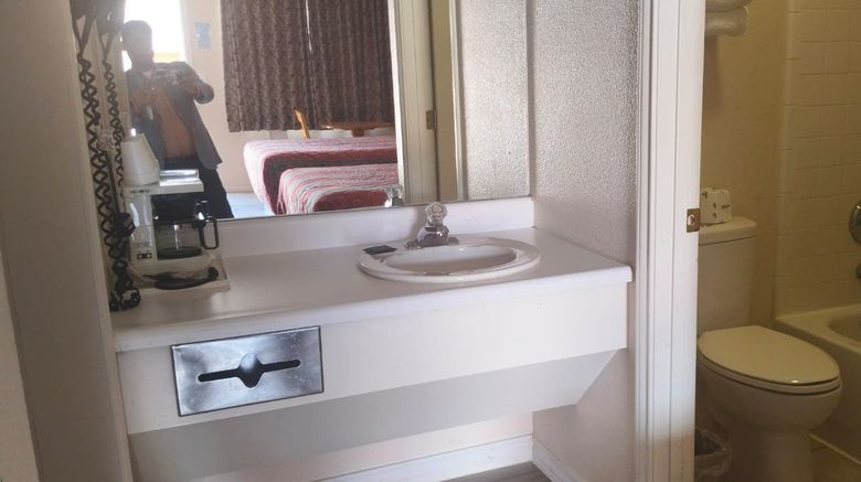 <b>Lakeside Inn & Suites Room</b>. Images powered by <a href="https://www.leonardoworldwide.com/" title="Leonardo Worldwide" target="_blank">Leonardo</a>.