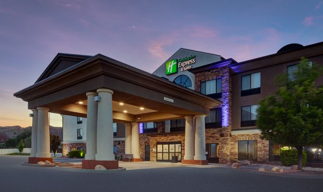 Holiday Inn Express Hotel & Suites Exterior