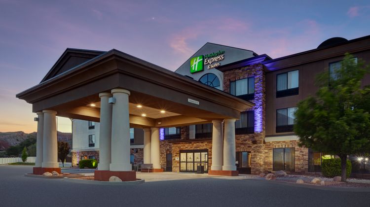 Holiday Inn Express Hotel & Suites Exterior