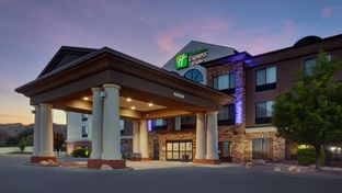 Holiday Inn Express Hotel & Suites