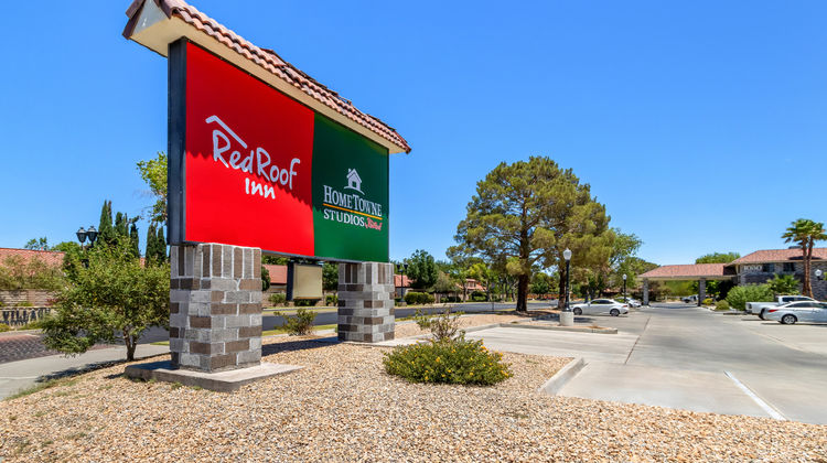 HomeTowne Studios by Red Roof Exterior
