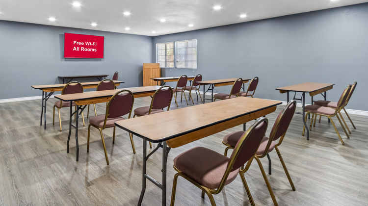 HomeTowne Studios by Red Roof Meeting