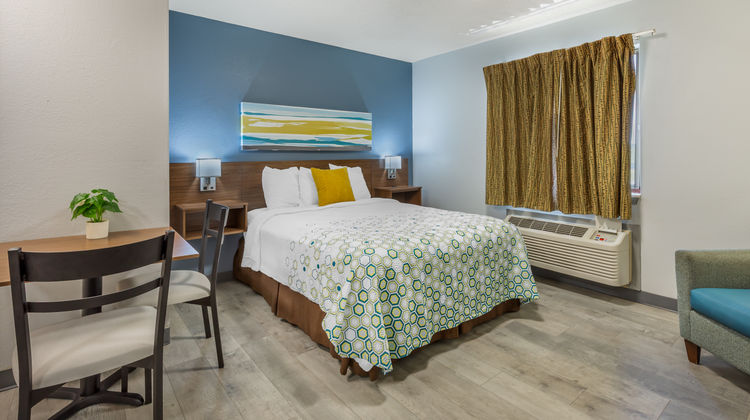 HomeTowne Studios & Suites Greensboro Room