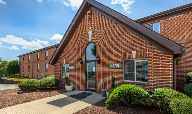 HomeTowne Studios & Suites Greensboro Exterior