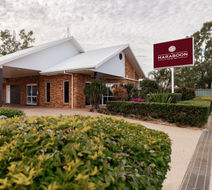 Emerald Maraboon Motor Inn Exterior
