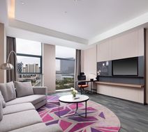 Hampton Inn URC Exhibition Center Room