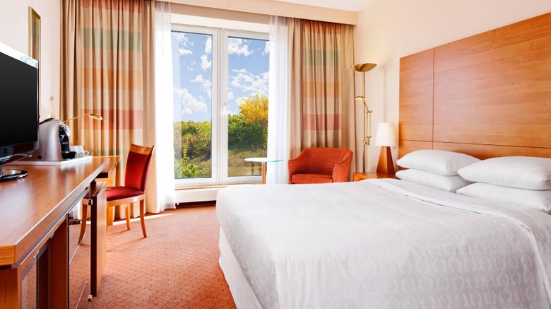 <b>Sheraton Duesseldorf Airport Hotel Room</b>. Images powered by <a href="https://www.leonardoworldwide.com/" title="Leonardo Worldwide" target="_blank">Leonardo</a>.