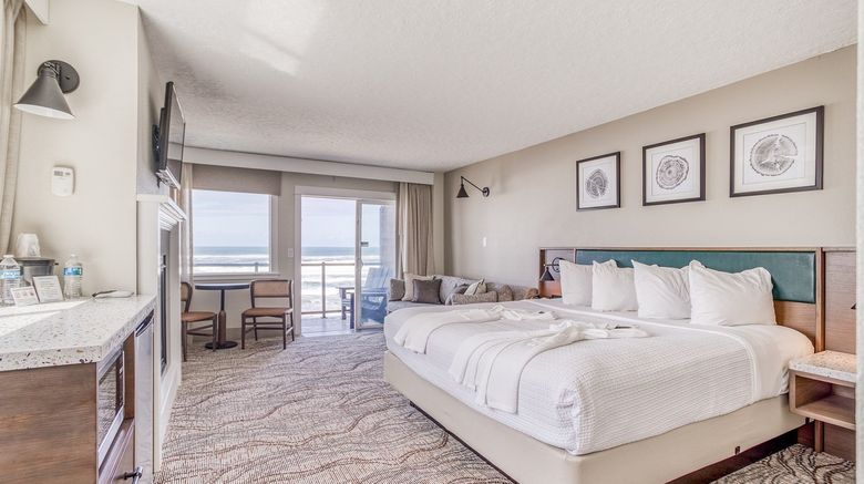 <b>Beachfront Manor Hotel Suite</b>. Images powered by <a href="https://www.leonardoworldwide.com/" title="Leonardo Worldwide" target="_blank">Leonardo</a>.