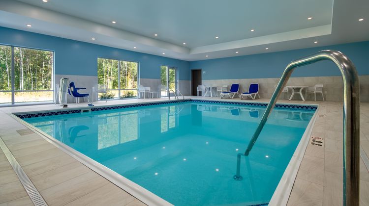 Holiday Inn Express & Suites Grand Haven Pool