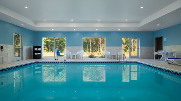 Holiday Inn Express & Suites Grand Haven Pool