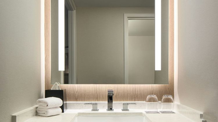 Sheraton Suites Chicago O'Hare Room