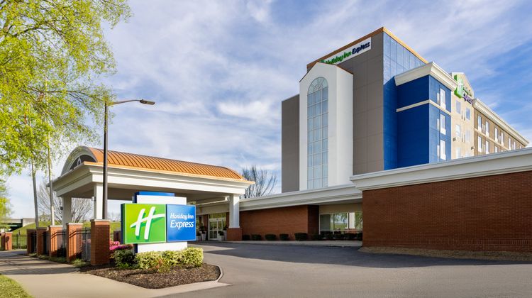 Holiday Inn Express & Suites Augusta Exterior