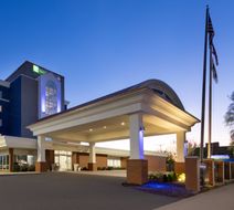 Holiday Inn Express & Suites Augusta Exterior