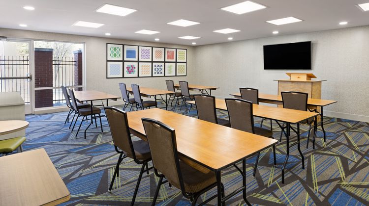 Holiday Inn Express & Suites Augusta Meeting