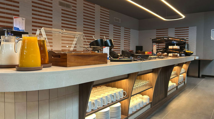 Holiday Inn Expr Suites Principe Real Restaurant