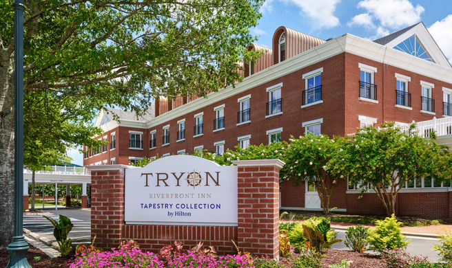 Tryon Riverfront Inn Tapestry Exterior