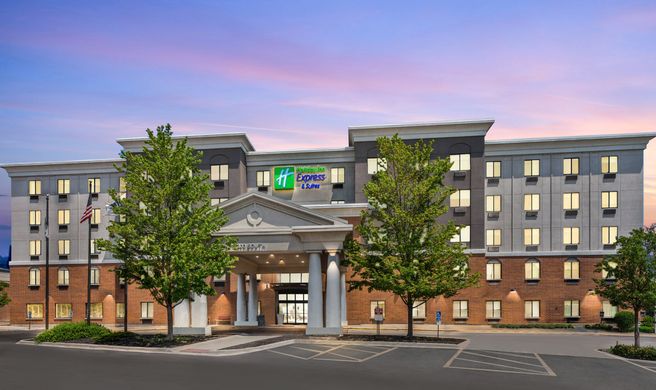 The Holiday Inn Express & Suites Chicago Exterior