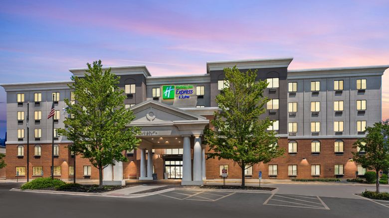 The Holiday Inn Express  and  Suites Chicago Exterior. Images powered by <a href="https://www.leonardoworldwide.com" target="_blank" rel="noopener">Leonardo</a>.