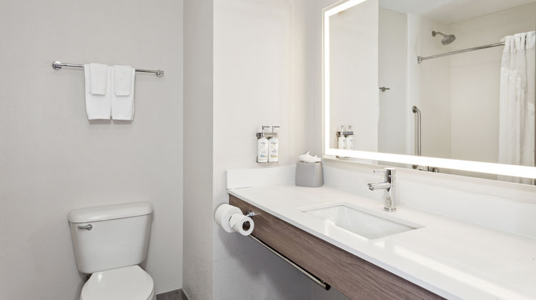 The Holiday Inn Express & Suites Chicago Room