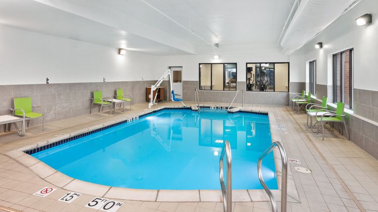 The Holiday Inn Express & Suites Chicago Pool