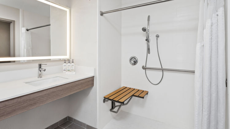 The Holiday Inn Express & Suites Chicago Room