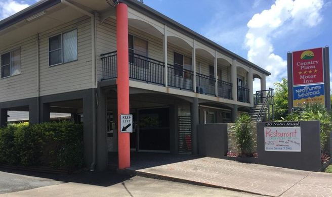 Country Plaza Motor Inn Exterior