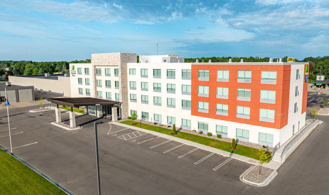 Holiday Inn Express & Suites Marinette Exterior