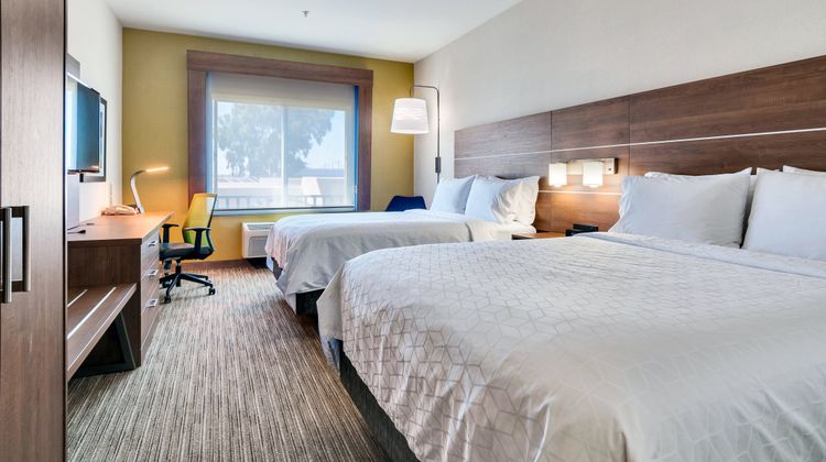 Holiday Inn Express Hotel & Suites Room