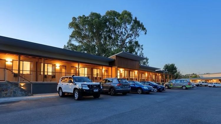 New Crossing Place Motel Exterior
