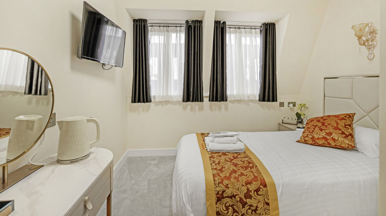 <b>Drake Hotel Room</b>. Images powered by <a href="https://www.leonardoworldwide.com/" title="Leonardo Worldwide" target="_blank">Leonardo</a>.
