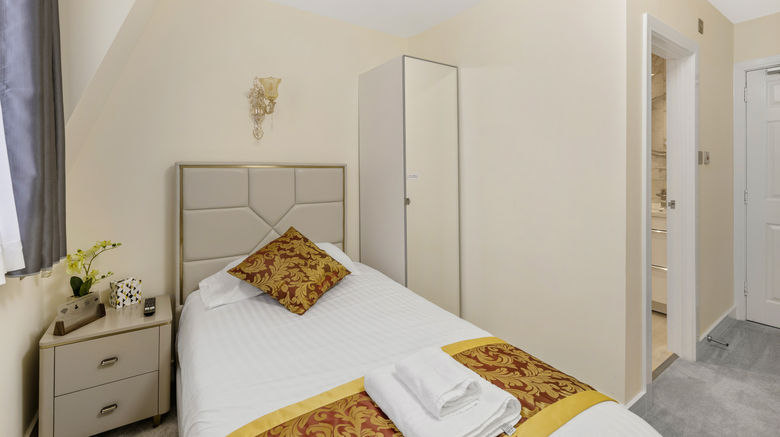 <b>Drake Hotel Room</b>. Images powered by <a href="https://www.leonardoworldwide.com/" title="Leonardo Worldwide" target="_blank">Leonardo</a>.