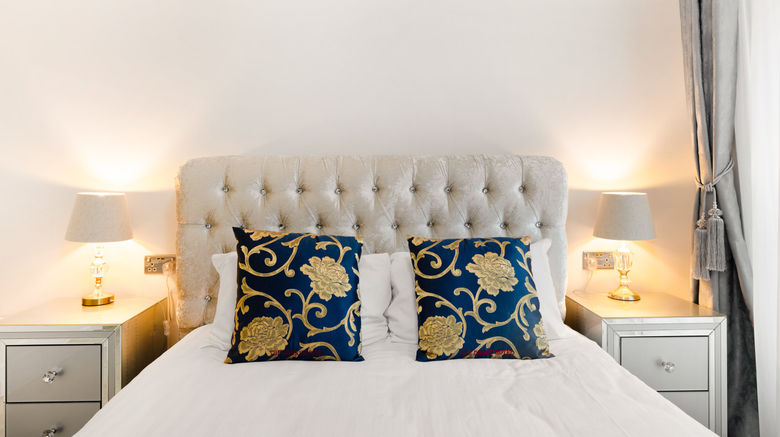 <b>Drake Hotel Room</b>. Images powered by <a href="https://www.leonardoworldwide.com/" title="Leonardo Worldwide" target="_blank">Leonardo</a>.