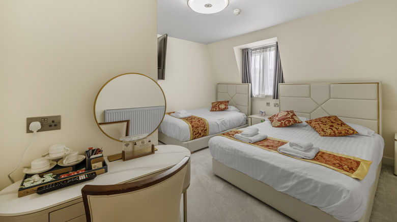 <b>Drake Hotel Room</b>. Images powered by <a href="https://www.leonardoworldwide.com/" title="Leonardo Worldwide" target="_blank">Leonardo</a>.