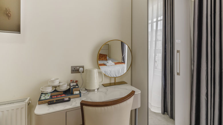 <b>Drake Hotel Room</b>. Images powered by <a href="https://www.leonardoworldwide.com/" title="Leonardo Worldwide" target="_blank">Leonardo</a>.