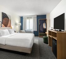 Spark by Hilton Montreal Room