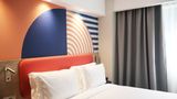 Holiday Inn Expr Suites Principe Real Room