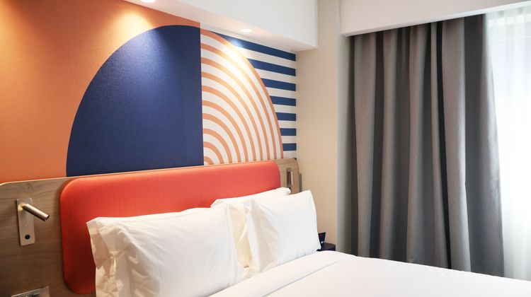Holiday Inn Expr Suites Principe Real Room