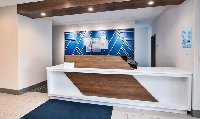 Holiday Inn Express Defiance Exterior