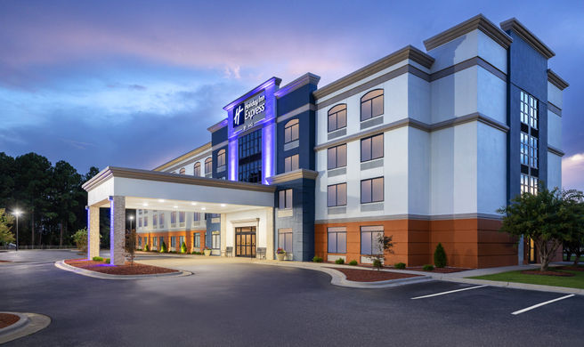 Holiday Inn Express Fayetteville Exterior