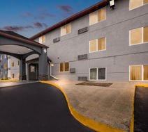 Red Roof Inn Huntsville Exterior