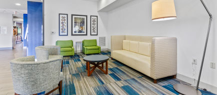 Holiday Inn Express Hotel & Stes Exterior