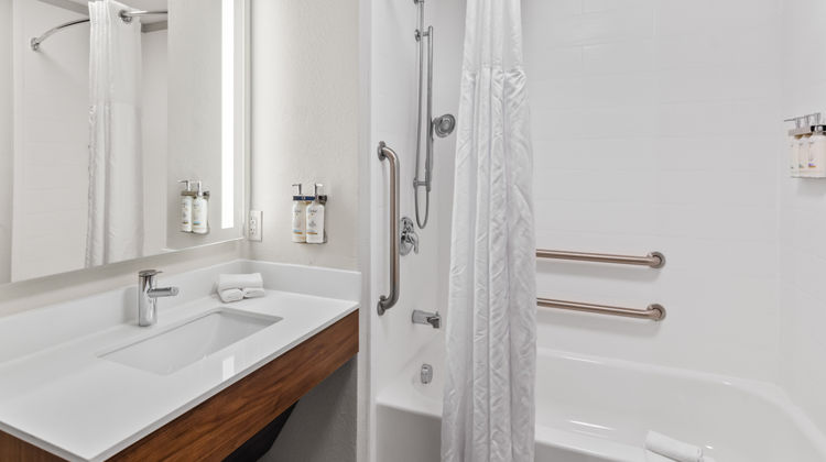 Holiday Inn Express Hotel & Stes Room