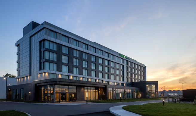 Holiday Inn Express Aeroport Montreal Exterior