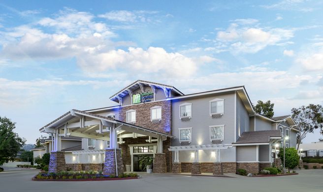 Holiday Inn Express Hotel & Stes Exterior