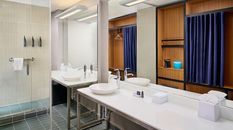 aloft Montreal Airport Room