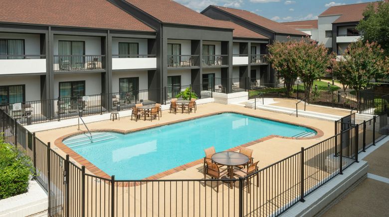 <b>Courtyard Dallas-Fort Worth/Bedford Pool</b>. Images powered by <a href="https://www.leonardoworldwide.com/" title="Leonardo Worldwide" target="_blank">Leonardo</a>.
