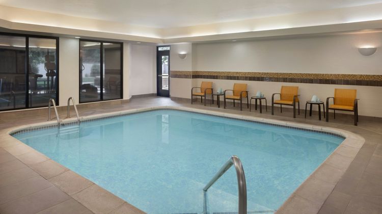 Courtyard Springfield Airport Pool